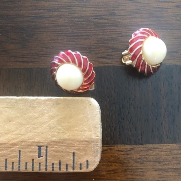 Vintage Clip On Earrings - Picture 4 of 4